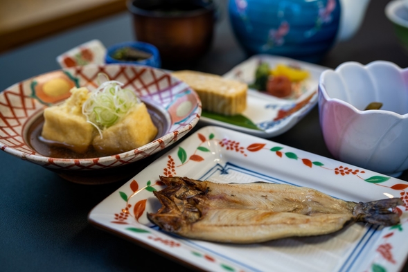 【１泊朝食】料理師範の朝めし＜毎朝手造り自家製豆腐！朴葉味噌！川魚の一夜干しetc.＞